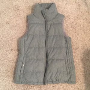 A Womens grey puffer vest from old navy size small